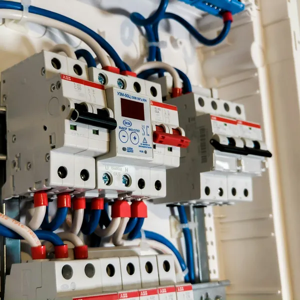 Elektriker verdrahtet einen Verteilerkasten