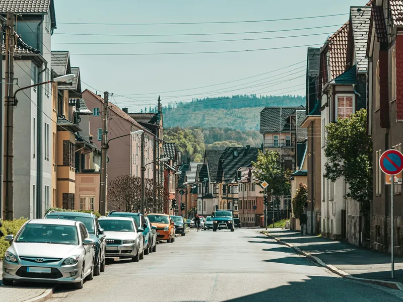 Ruhige Straße mit Altbauten am Morgen