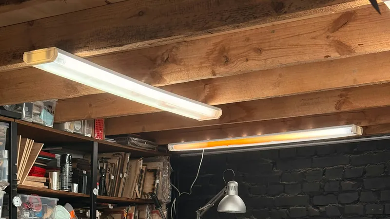 Schreibtisch mit Ordnern und Unterlagen im Büro einer Werkstatt